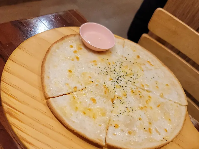 달콤한 아카시아 꿀이 뿌려진 고르곤졸라 피자