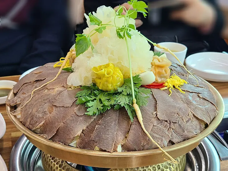 놋 쟁반에 담겨져 나온 어복쟁반의 화려한 모습