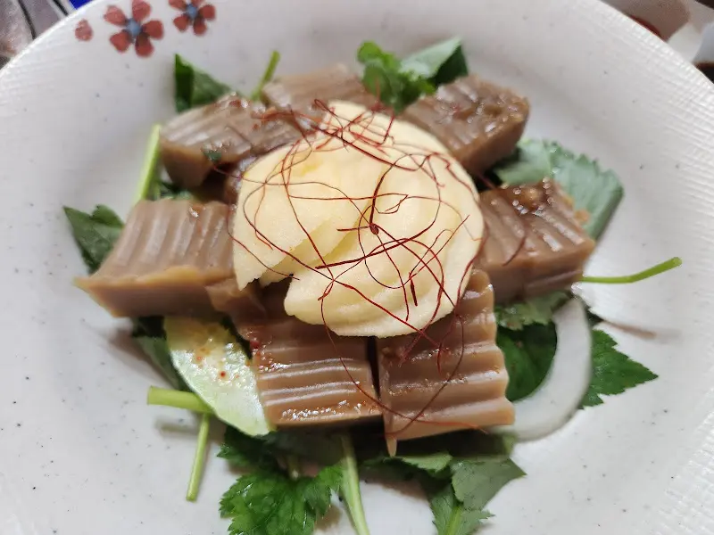 상큼한 샐러드와 함께 제공되는 도토리묵