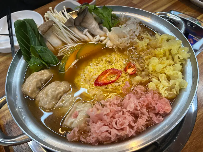 어복쟁반에 푸짐하게 들어간 채소와 고기