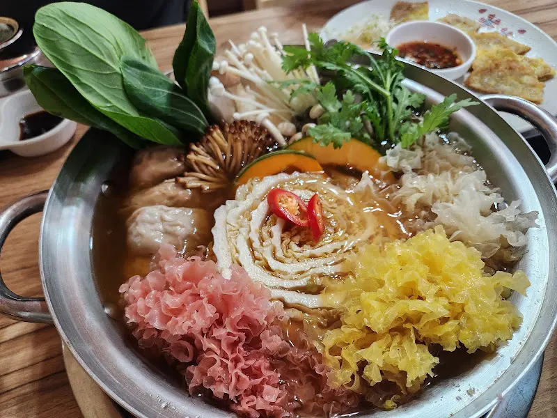 어복쟁반에 면사리를 추가한 모습