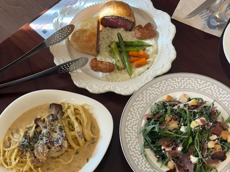 와이탑의 비프 웰링턴, 파스타, 샐러드