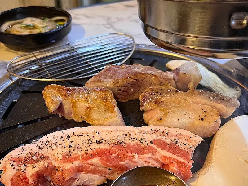 불판 위 흑돼지와 버섯