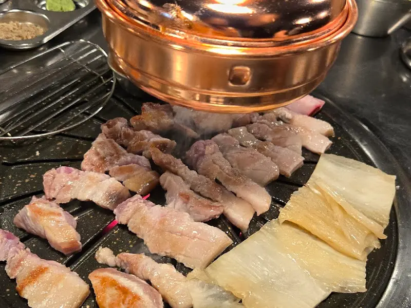 전문가의 손길로 구워지는 돗갈비