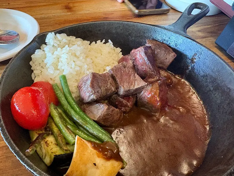 큐브 스테이크와 밥, 채소가 담긴 팬