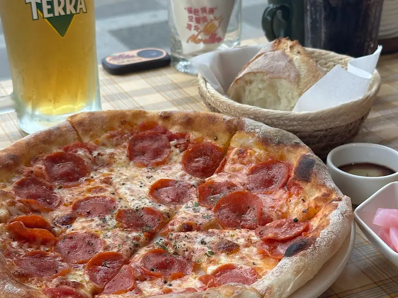 맥주와 함께 즐기는 페페로니 피자