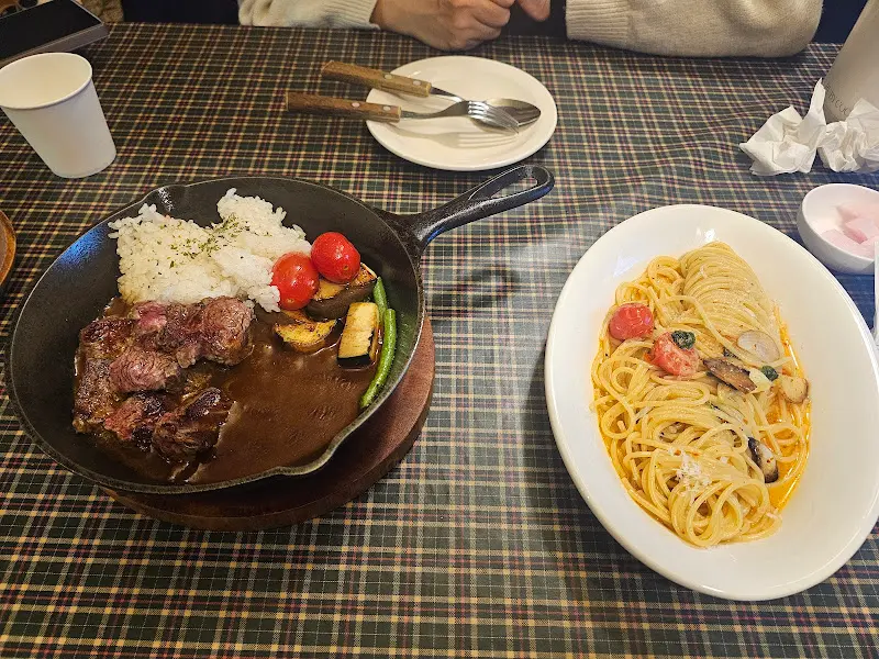 큐브 스테이크와 파스타가 함께 놓인 테이블