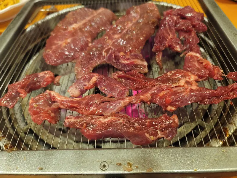 그램그램 소고기 굽는 모습