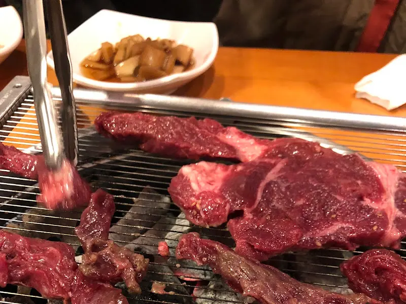 그램그램 소고기 굽는 모습2