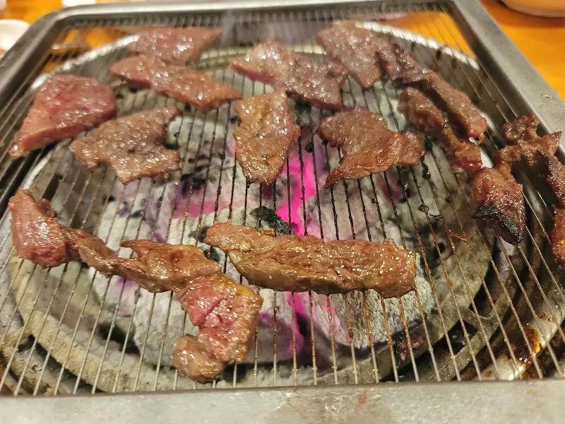 그램그램 소고기 굽는 모습3