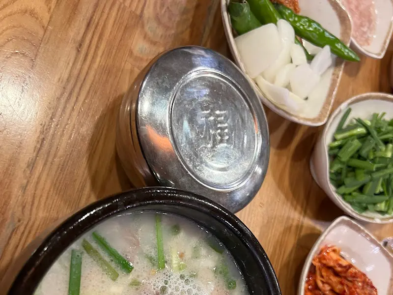 돼지국밥과 함께 제공되는 기본 찬들