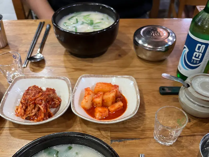 깔끔하게 차려진 돼지국밥 한 상