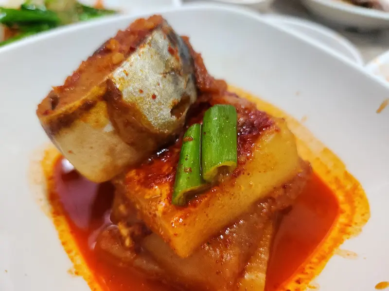 매콤달콤한 양념이 밴 고등어조림