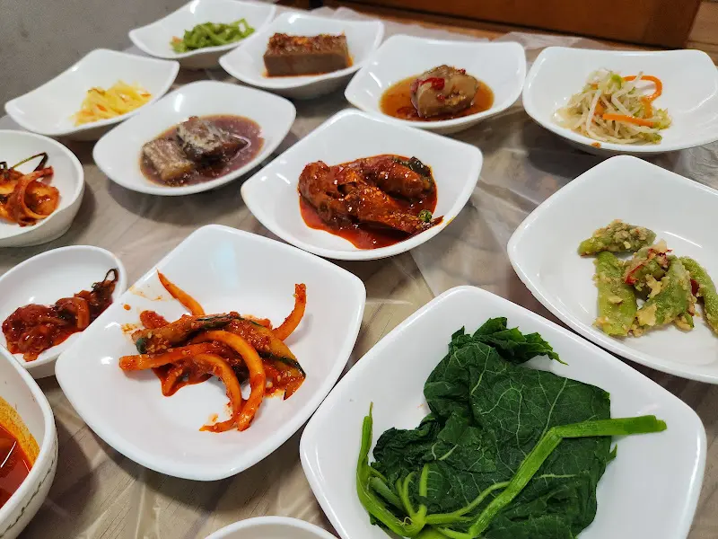 한 상 가득 차려진 백반