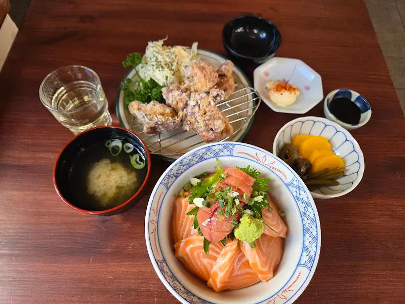 테이블 위에 놓인 사케동과 가라아게