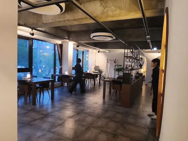 더본테이블의 넓고 분위기 있는 내부