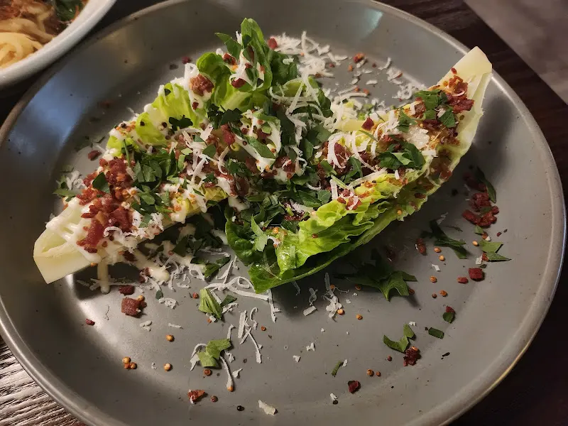 신선한 야채와 드레싱의 조화가 훌륭한 샐러드