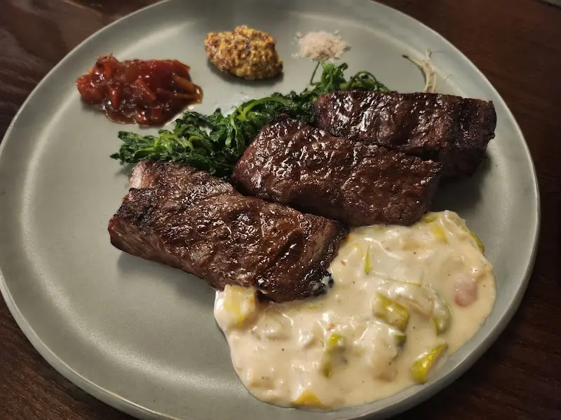 윤기가 흐르는 양갈비 스테이크