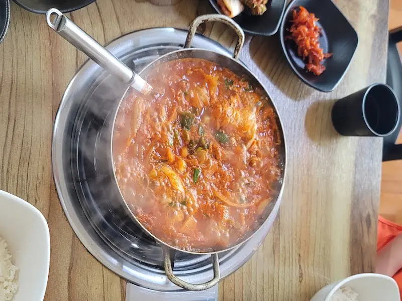 김이 모락모락 나는 부대찌개의 모습