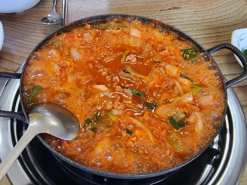 맛있게 끓여진 부대찌개의 모습
