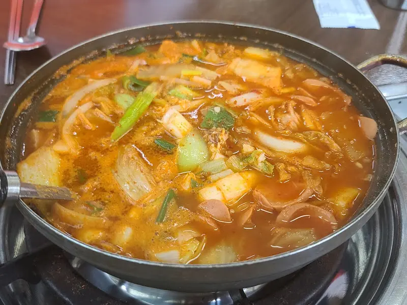재료가 듬뿍 들어간 부대찌개