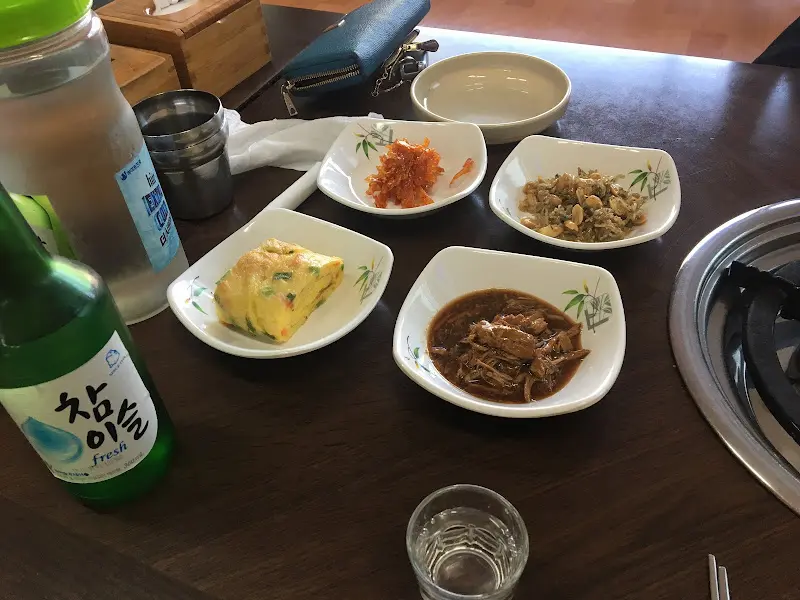 정갈하게 담겨 나온 밑반찬들