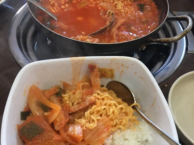 라면 사리를 넣은 푸짐한 부대찌개