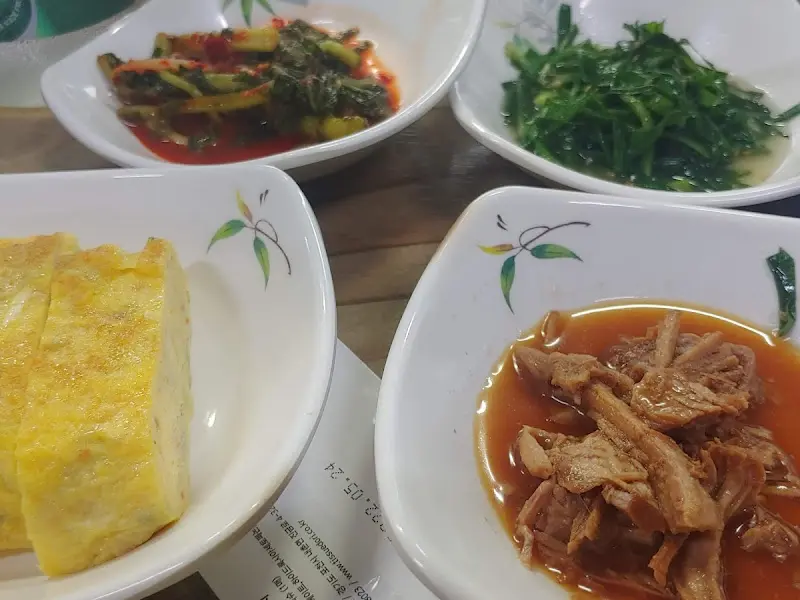 맛있게 먹고 있는 손님들의 모습