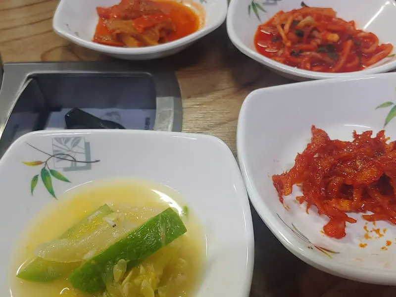 깔끔하게 정돈된 식탁