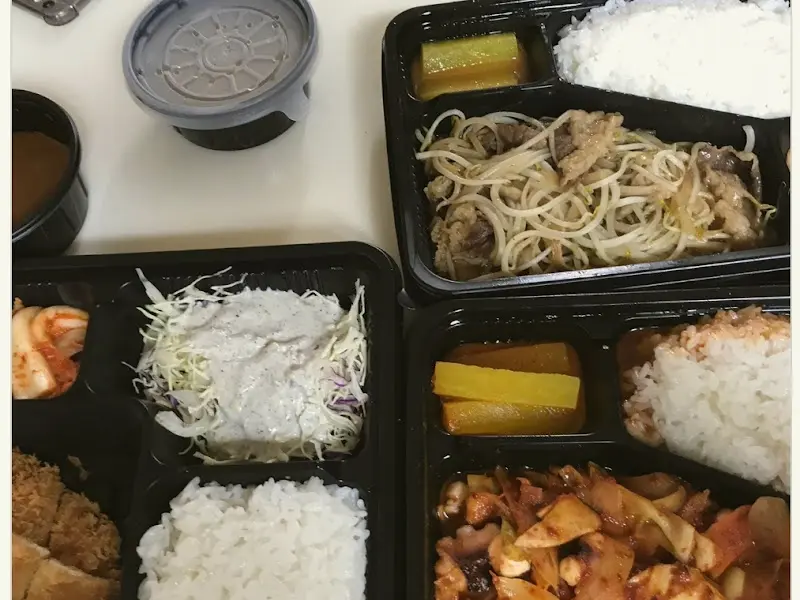 정갈하게 담긴 낙지덮밥과 차돌숙주덮밥