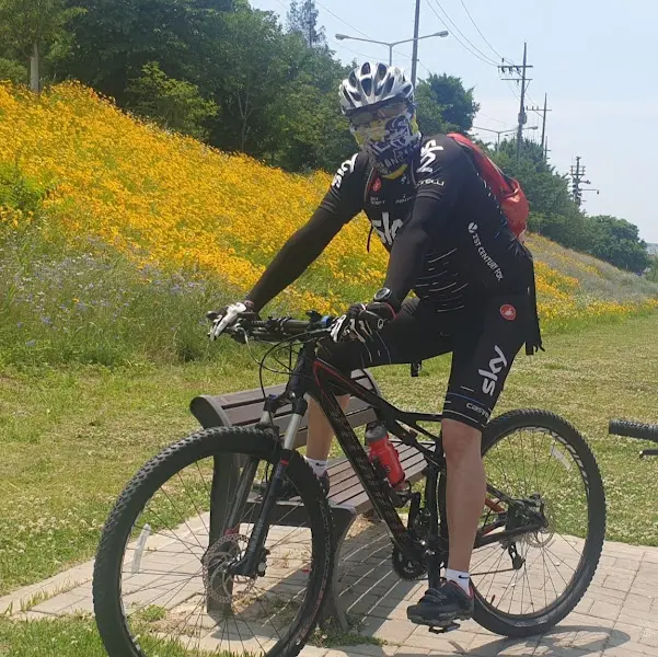 자전거를 타는 사람