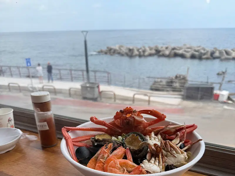 해물라면과 바다 풍경