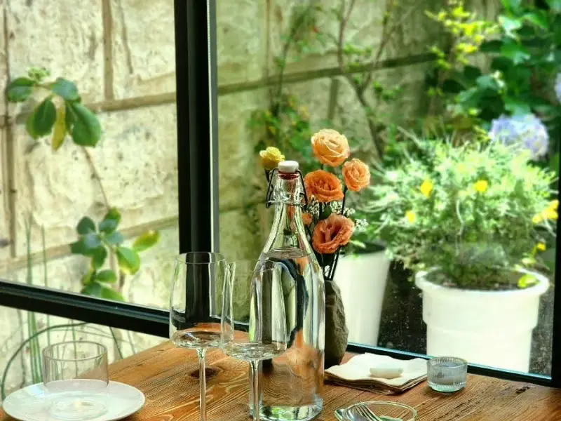 테이블 위의 꽃과 물병