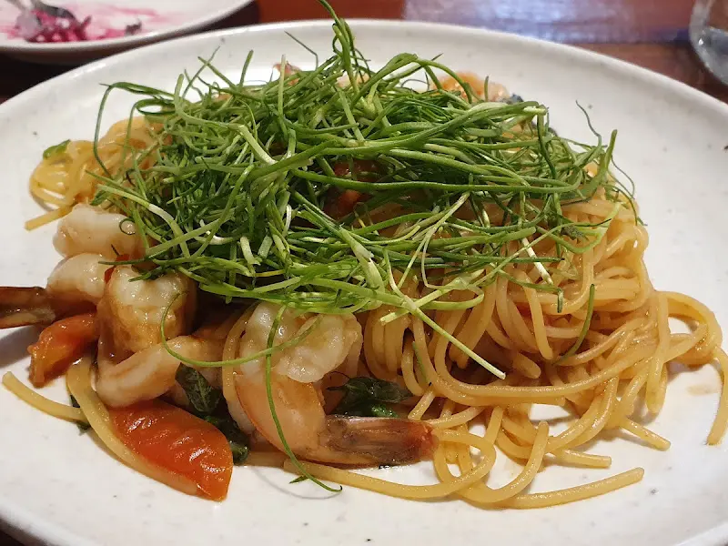 신선한 채소가 듬뿍 올려진 비스크 딱새우 파스타