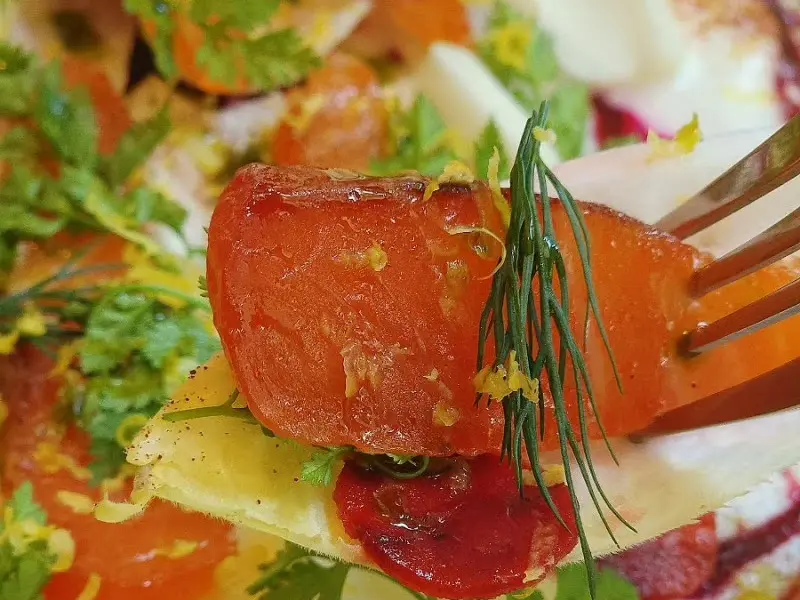 싱싱한 채소가 올라간 샐러드