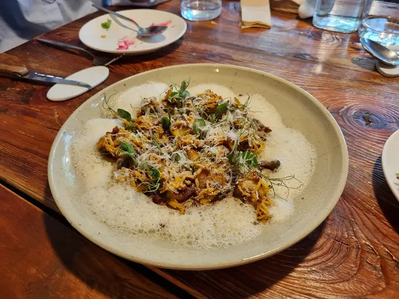 테이블 위에 놓인 뇨끼