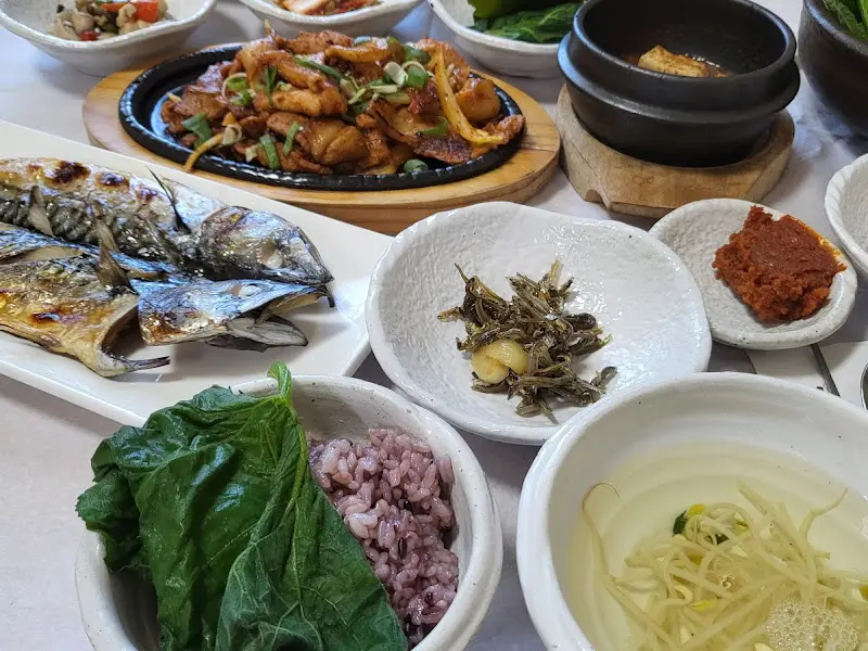 다양한 밑반찬과 된장찌개