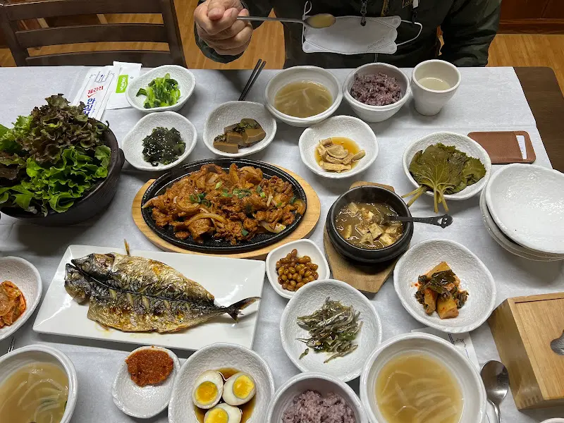 푸짐한 한 상 차림을 즐기는 모습