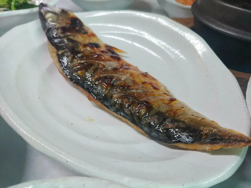 노릇하게 구워진 고등어구이