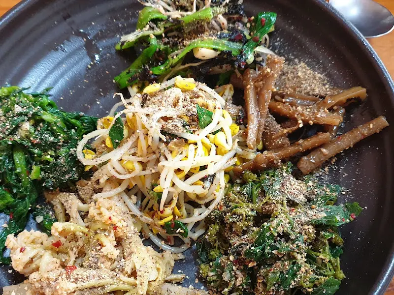 정갈하게 담긴 나물들