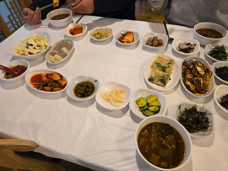 푸짐한 반찬 가짓수를 자랑하는 제육정식 한 상 차림