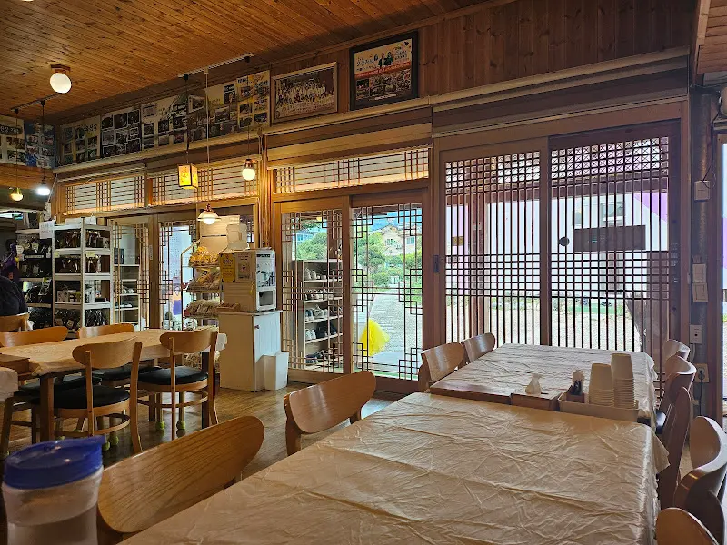 깔끔하게 정돈된 식당 내부