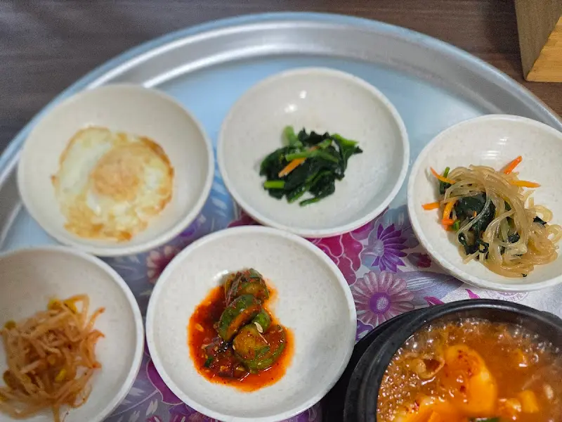 김치찌개 백반 한 상 차림