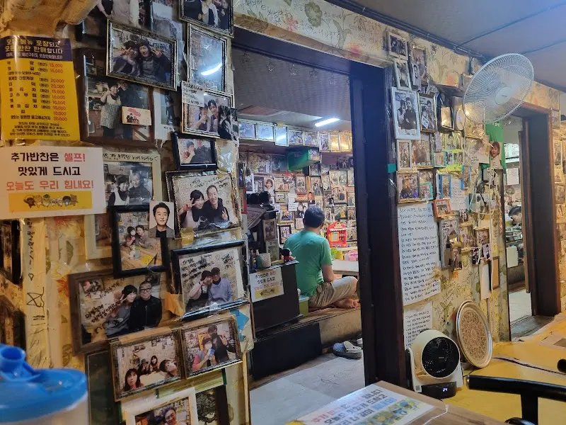 강릉집 내부, 벽면 가득 붙은 사진들