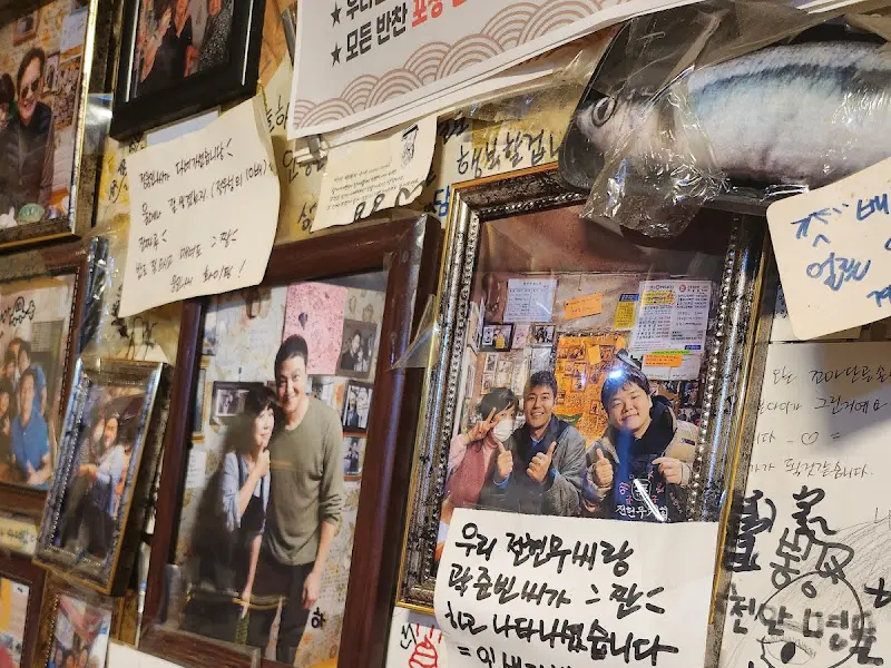 벽에 붙은 유명인 사진들