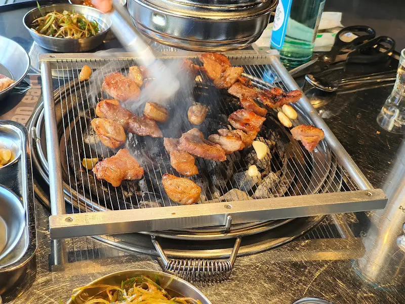 숯불 위에서 익어가는 닭갈비