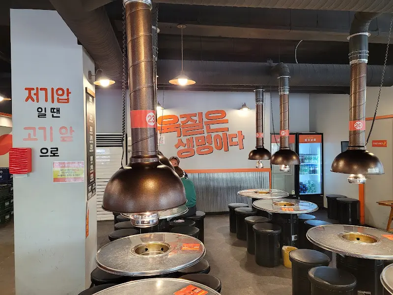 활기 넘치는 화로상회 내부