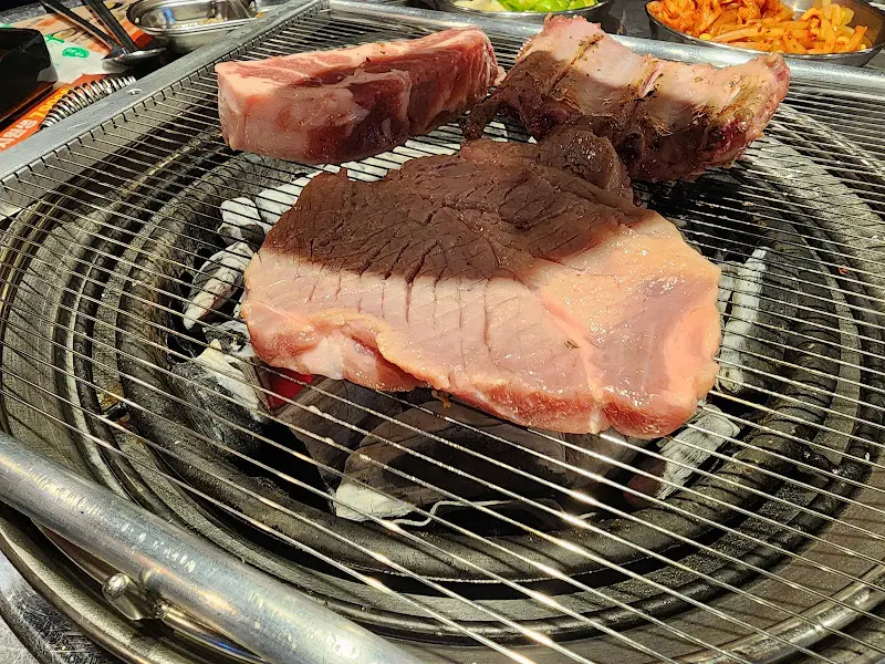 숯불 위에서 노릇하게 익어가는 고기