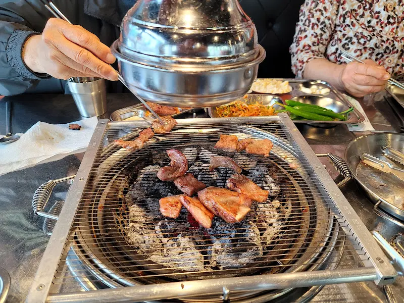 숯불닭갈비 굽는 모습