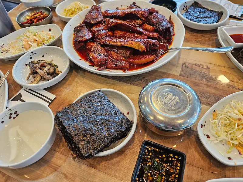 다채로운 밑반찬과 코다리조림 한 상 차림